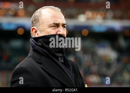 Moscou, Russie - le 28 novembre : Galatasaray Fatih Terim entraîneur-chef cherche sur pendant le match du groupe D de la Ligue des Champions entre le FC Lokomotiv Moscou et à Galatasaray Lokomotiv Stadium le 28 novembre 2018 à Moscou, Russie. (MB) Banque D'Images