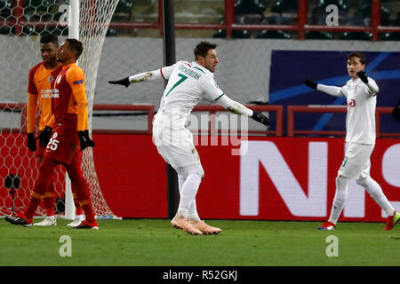 Moscou, Russie - le 28 novembre : Grzegorz Krychowiak (C) du FC Lokomotiv Moscou fête son but pendant le match du groupe D de la Ligue des Champions entre le FC Lokomotiv Moscou et à Galatasaray Lokomotiv Stadium le 28 novembre 2018 à Moscou, Russie. (MB) Banque D'Images