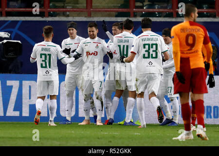 Moscou, Russie - le 28 novembre : Grzegorz Krychowiak (N7) de la FC Lokomotiv Moscou célèbre son but avec ses coéquipiers pendant le Groupe d match de la Ligue des Champions entre le FC Lokomotiv Moscou et à Galatasaray Lokomotiv Stadium le 28 novembre 2018 à Moscou, Russie. (MB) Banque D'Images
