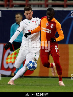 Moscou, Russie - le 28 novembre : Grzegorz Krychowiak (L) du FC Lokomotiv Moscou et Badou Ndiaye de Galatasaray rivalisent pour la balle durant le match du groupe D de la Ligue des Champions entre le FC Lokomotiv Moscou et à Galatasaray Lokomotiv Stadium le 28 novembre 2018 à Moscou, Russie. (MB) Banque D'Images