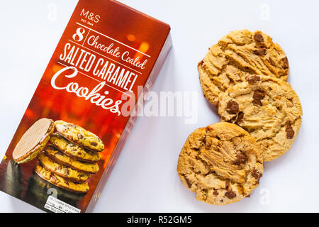 Ouvrir le sachet de M&S 8 Chocolats Cookies caramel salé avec les cookies supprimés mis sur fond blanc Banque D'Images