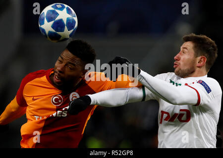 Moscou, Russie - le 28 novembre : Grzegorz Krychowiak (R) de la FC Lokomotiv Moscou et Ryan Donk de Galatasaray rivalisent pour un en-tête pendant le match du groupe D de la Ligue des Champions entre le FC Lokomotiv Moscou et à Galatasaray Lokomotiv Stadium le 28 novembre 2018 à Moscou, Russie. (MB) Banque D'Images