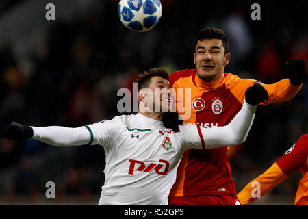 Moscou, Russie - le 28 novembre : Grzegorz Krychowiak (L) du FC Lokomotiv Moscou et Ozan Kabak de Galatasaray rivalisent pour la balle durant le match du groupe D de la Ligue des Champions entre le FC Lokomotiv Moscou et à Galatasaray Lokomotiv Stadium le 28 novembre 2018 à Moscou, Russie. (MB) Banque D'Images