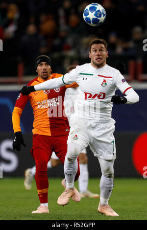 Moscou, Russie - le 28 novembre : Grzegorz Krychowiak (R) de la FC Lokomotiv Moscou et Sofiane Feghouli de Galatasaray rivalisent pour la balle durant le match du groupe D de la Ligue des Champions entre le FC Lokomotiv Moscou et à Galatasaray Lokomotiv Stadium le 28 novembre 2018 à Moscou, Russie. (MB) Banque D'Images