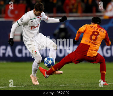 Moscou, Russie - le 28 novembre : Grzegorz Krychowiak (L) du FC Lokomotiv Moscou et Selcuk inan de Galatasaray rivalisent pour la balle durant le match du groupe D de la Ligue des Champions entre le FC Lokomotiv Moscou et à Galatasaray Lokomotiv Stadium le 28 novembre 2018 à Moscou, Russie. (MB) Banque D'Images