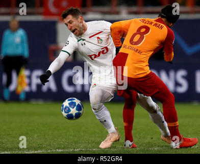 Moscou, Russie - le 28 novembre : Grzegorz Krychowiak (L) du FC Lokomotiv Moscou convoite la la balle avec Selcuk inan de Galatasaray durant le groupe d match de la Ligue des Champions entre le FC Lokomotiv Moscou et à Galatasaray Lokomotiv Stadium le 28 novembre 2018 à Moscou, Russie. (MB) Banque D'Images