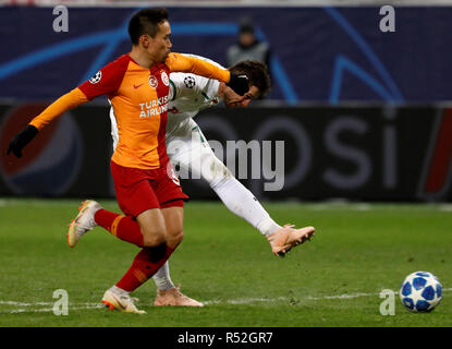 Moscou, Russie - le 28 novembre : Grzegorz Krychowiak (R) de la FC Lokomotiv Moscou tire au but comme Yuto Nagatomo de Galatasaray défend pendant le match du groupe D de la Ligue des Champions entre le FC Lokomotiv Moscou et à Galatasaray Lokomotiv Stadium le 28 novembre 2018 à Moscou, Russie. (MB) Banque D'Images