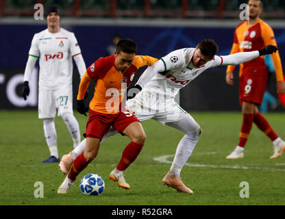 Moscou, Russie - le 28 novembre : Grzegorz Krychowiak (R) de la FC Lokomotiv Moscou et Yuto Nagatomo de Galatasaray rivalisent pour la balle durant le match du groupe D de la Ligue des Champions entre le FC Lokomotiv Moscou et à Galatasaray Lokomotiv Stadium le 28 novembre 2018 à Moscou, Russie. (MB) Banque D'Images