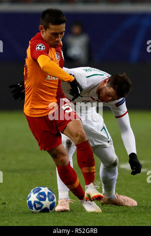 Moscou, Russie - le 28 novembre : Grzegorz Krychowiak (R) de la FC Lokomotiv Moscou et Yuto Nagatomo de Galatasaray rivalisent pour la balle durant le match du groupe D de la Ligue des Champions entre le FC Lokomotiv Moscou et à Galatasaray Lokomotiv Stadium le 28 novembre 2018 à Moscou, Russie. (MB) Banque D'Images