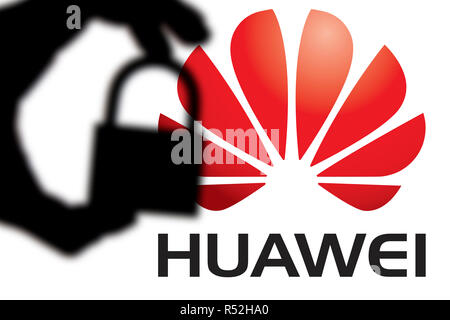 Londres, Royaume-Uni - 29 novembre 2018 : Huawei les questions de sécurité. Silhouette d'une main tenant un cadenas devant l'Huawei logo. Banque D'Images