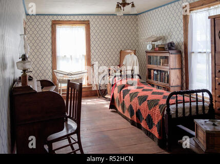 Chambre à coucher avec l'intérieur Texan Vintage lit, fauteuil à bascule, bureau, l'osier panier bébé, bibliothèque, vintage lampe à huile en verre. McKinney, au Texas. Banque D'Images