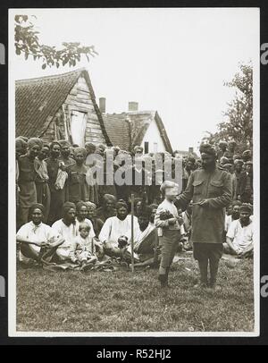 Les Sikhs et les villageois français [Le Sart, France], 24 juillet 1915. Dossier de l'armée indienne en Europe durant la Première Guerre mondiale. 20e siècle, 24 juillet 1915. Argentiques. Source : Photo 24/(74). Auteur : Big Sur, H. D. Banque D'Images