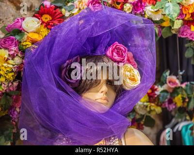 Istanbul, Turquie, 17 juin 2014 : Modèle dans une vitrine portant un foulard mauve et fleurs. Banque D'Images