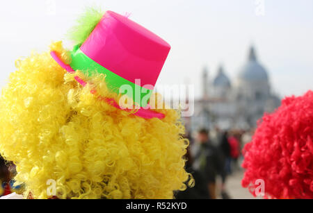 Deux clowns avec perruques colorées au cours de l'exposition carnaval vénitien près de la Place San Marco à Venise en Italie Banque D'Images