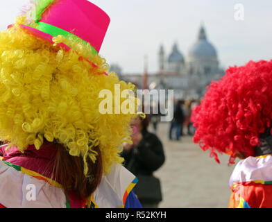 Deux clowns avec perruque pendant le carnaval vénitien d'afficher Banque D'Images