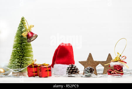 Simple arrière-plan lumineux en couleurs : blanc, or, rouge et vert avec des éléments de Noël traditionnel Banque D'Images