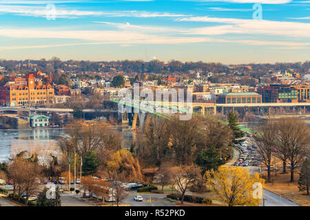 Trafic sur Key Bridge au matin d'hiver, Washington DC, USA Banque D'Images