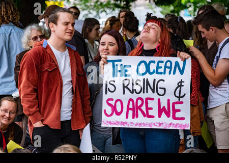 Environ 1000 étudiants de l'école se sont réunis aujourd'hui, le 29 novembre 2018 en face de la Maison du Parlement à Hobart, Tasmanie pour exiger du gouvernement des mesures sur le réchauffement planétaire et le changement climatique. Banque D'Images