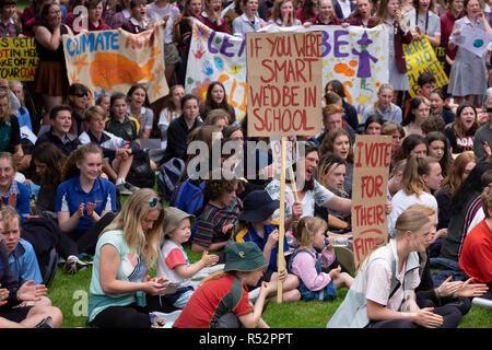 Environ 1000 étudiants de l'école se sont réunis aujourd'hui, le 29 novembre 2018 en face de la Maison du Parlement à Hobart, Tasmanie pour exiger du gouvernement des mesures sur le réchauffement planétaire et le changement climatique. Banque D'Images