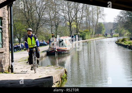 Circonscription cycliste sur chemin de halage à côté de Cromford Matlock Derbyshire, Angleterre canal Banque D'Images