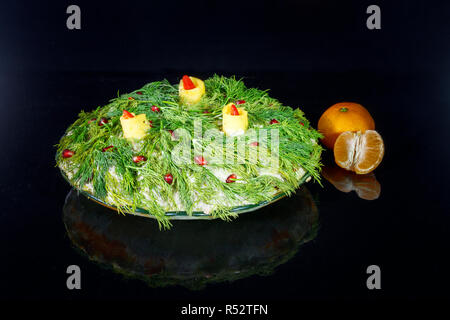 Salade garnie de nouvelle année avec verdure, comme les branches d'un arbre de Noël, avec des bougies faites de fromage Banque D'Images