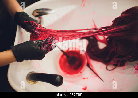 La mort de cheveux coiffeur femme. Fille dans un salon de beauté. Banque D'Images