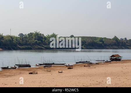 Bateaux en stationnement sur une plage de sable fin sur Don Daeng Island sur le Mékong, Laos Banque D'Images