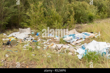 Les décharges sauvages de déchets indésirables un problème dans le monde, un problème social et d'infraction pénale qui peuvent causer des problèmes de l'environnement. Banque D'Images