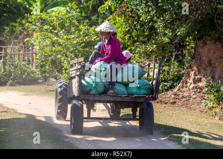 Don Daeng, Laos - 27 Avril 2018 : le transport des marchandises sur un tracteur dans une zone rurale éloignée île sur le Mékong Banque D'Images