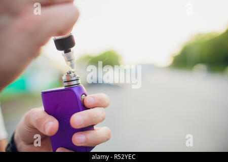 Rebuildable atomiseur dgoulinant ou l'anr vaping ou e-cigarette avec  bobine et rayures coton mouilles avec de l'e-liquide, l'appareil moderne  vape pour cesser de fumer, macro photo avec selective focus Photo Stock -