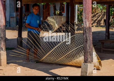 Don Daeng, Laos - 27 Avril 2018 : Villager faire un gros panier de bambou pour attraper des poissons ou des animaux Banque D'Images