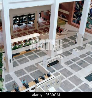 British Library hall d'entrée. [Photographies de la British Library building à St. Vue sur le hall d'entrée du bâtiment de la British Library à St.Pancras. Image réalisée à partir de photographies [de la British Library building à St.Pancras]. . Banque D'Images