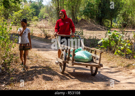 Don Daeng, le Laos - Avril 27, 2018 Local : Mère et fille transportant des produits agricoles sur un panier en bois Banque D'Images