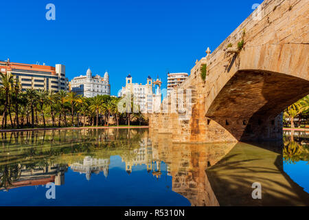 Parc avec étang et pont à Valence Espagne Banque D'Images