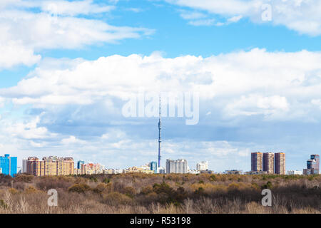 Les toits de Moscou avec la tour de télévision et le parc au printemps Banque D'Images