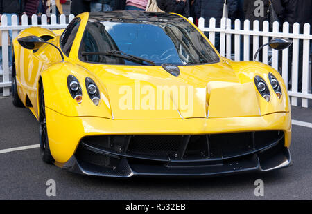 Trois-quart vue avant d'une Pagani Huayra, dans le paddock supercar au Regents Street Motor Show 2018 Banque D'Images