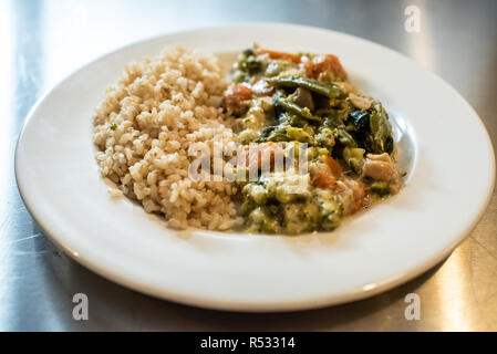 Close-up of risotto crémeux aux légumes, plat de riz italien. Banque D'Images