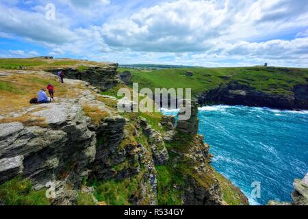 Les touristes profitant de la vue,château de Tintagel presqu'île,Cornwall, Angleterre, Royaume-Uni Banque D'Images