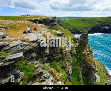 Les touristes de prendre des photos,château de Tintagel presqu'île,Cornwall, Angleterre, Royaume-Uni Banque D'Images