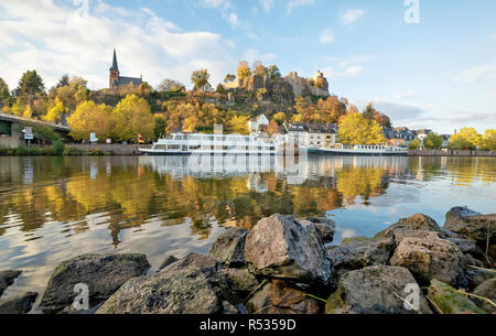 Paysage urbain d'automne Saarburg, Allemagne avec ruines de château de montagne. Voir du côté de la rivière Sarre. Banque D'Images