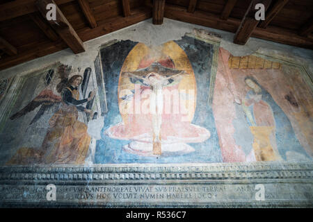 Gros plan de l'frescs sur le mur de l'église dans le village Sermoneta, Italie, Europe. Banque D'Images