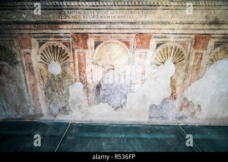 Gros plan de l'frescs sur le mur de l'église dans le village Sermoneta, Italie, Europe. Banque D'Images