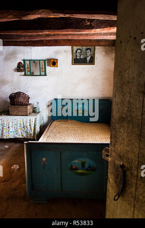 Dans l'intérieur de chambre à coucher ancienne maison de village dans les montagnes des Rhodopes, Bulgarie Banque D'Images