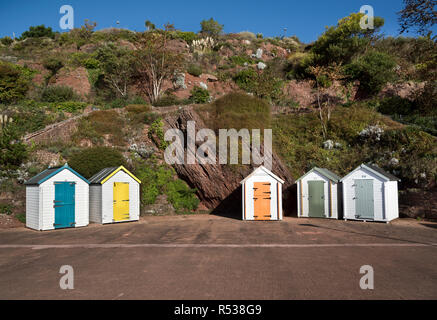 Cabines de plage en bord de mer à Paignton, Devon, UK Banque D'Images