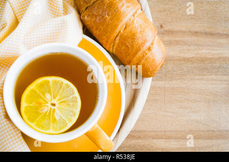 Le petit-déjeuner avec croissants frais et une tasse de thé Banque D'Images