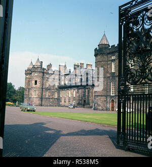 Années 1960, historique, à partir de l'entrée fermée, une vue de l'ère de la palais de Holyroodhouse, Édimbourg, Écosse. Debout à la fin de la ville, le Royal Mile, le palais est la résidence officielle de la Reine à Édimbourg et l'accueil de l'histoire royale d'Ecosse. Il a été construit entre 1671-1678 pour le restoation upron Charles II de la monarchie. Banque D'Images