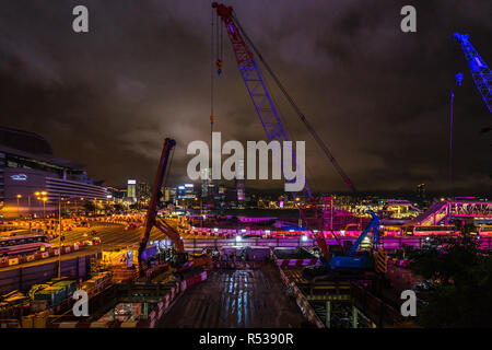 Vue de nuit sur un chantier de construction le long du port de Victoria près de Hong Kong Convention and Exhibition Centre. Hong Kong, Wan Chai, Janvier 2018 Banque D'Images