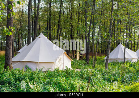 Groupe d'glamping tentes bell Banque D'Images