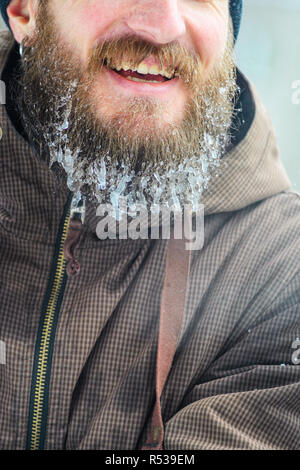 Beard dans les glaçons. Partie du visage d'un jeune homme dans un veston brun. Concept de sports d'hiver à l'air libre. Banque D'Images