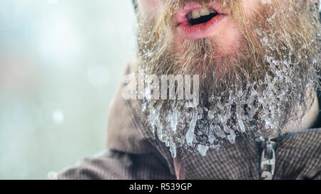 Beard dans les glaçons. Partie du visage d'un jeune homme dans un veston brun. Concept de sports d'hiver à l'air libre. Banque D'Images